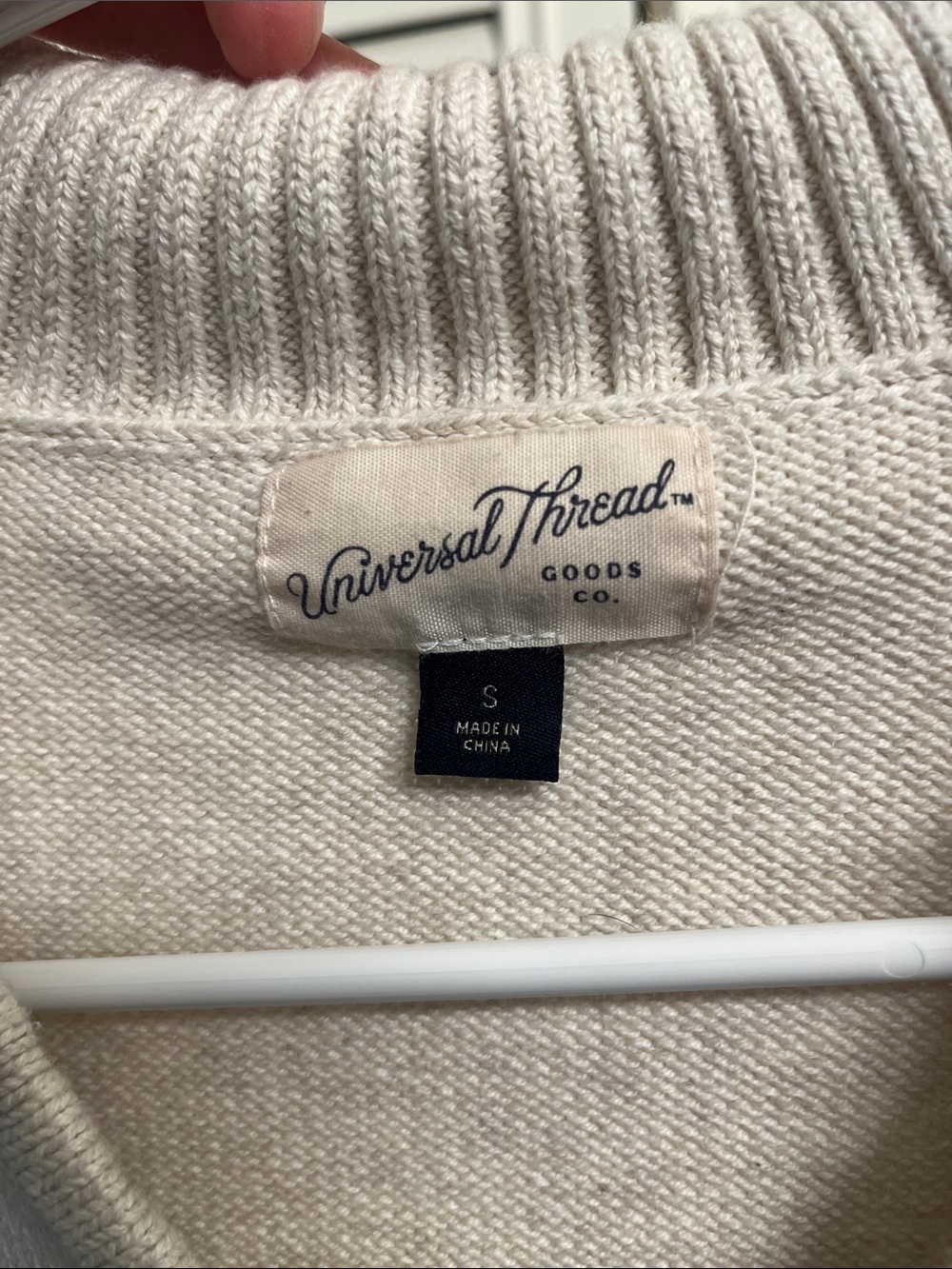 Universal Thread Pullover Size S - Picture 3 of 3